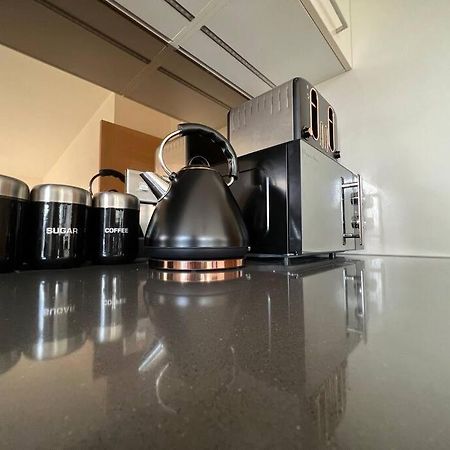 2 Bedroom Modern City Centre Bournemouth Apartment بورنماوث المظهر الخارجي الصورة